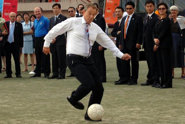 2005年，访问北京的英国首相布莱尔踢球。