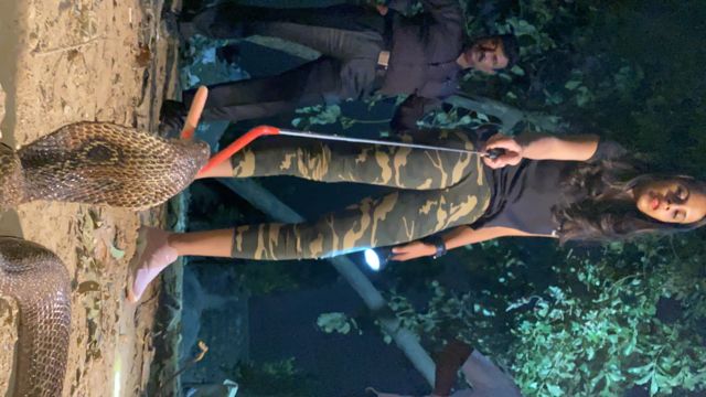 பாம்பு பிடிக்கு தந்தை மகள்