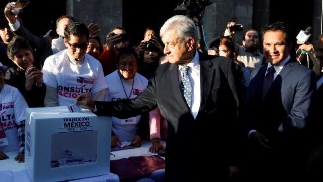López Obrador vota en la consulta
