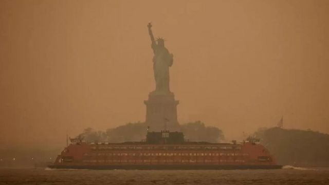 تمثال الحرية في نيويورك مكسو بالضباب