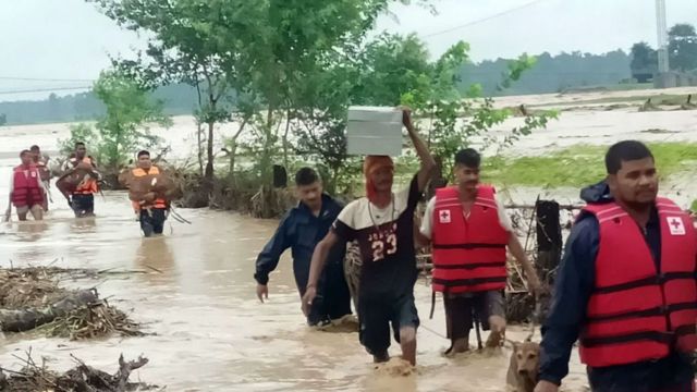 कञ्चानपुरमा डुबान पीडितलाई सुरक्षित स्थलमा सार्दै सुरक्षाकर्मी