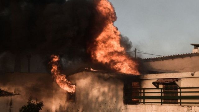 منزل يحترق عند سفح جبل بنتلي، بالقرب من أثينا، اليونان