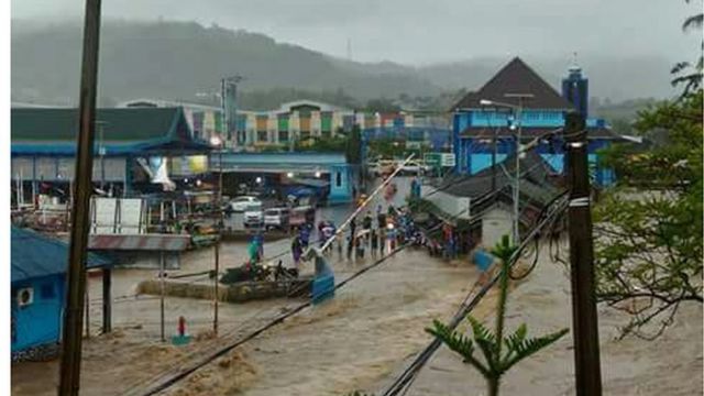 Hujan Deras, Pesisir Sukabumi Diterjang Banjir - BBC News Indonesia