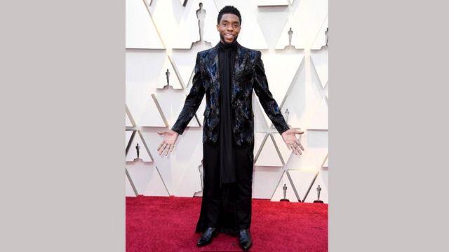Aktyor Chadwick Boseman Oskar-2019 mərasiminə "Givenchy"markalı rəngarəng kostyumla qatılıb