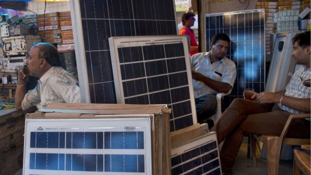 インドは世界的な太陽光発電の推進を目指す（写真はニューデリーの市場、今年10月）