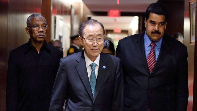 El secretario general de la ONU, Ban Ki'Moon, junto a los presidentes de Guyana, David Granger, y Venezuela, Nicolás Maduro.