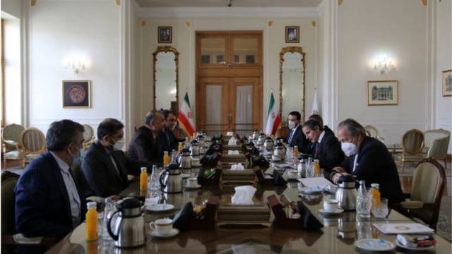 رفائيل غروسي لدى اجتماعه بوزير الخارجية الإيراني في طهران.
