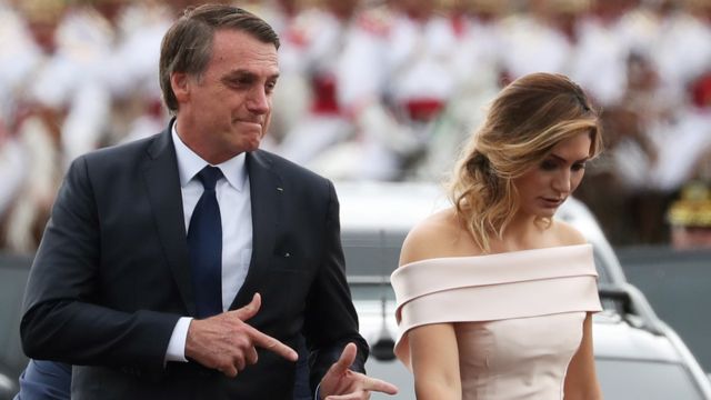 Bolsonaro e Michelle batizam filha Laura em Brasília. Assista ao vídeo