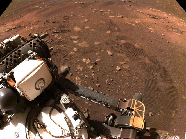 Una imagen de parte del rover y sus huellas en el suelo, tomada durante el primer viaje de Perseverance el 4 de marzo de 2021