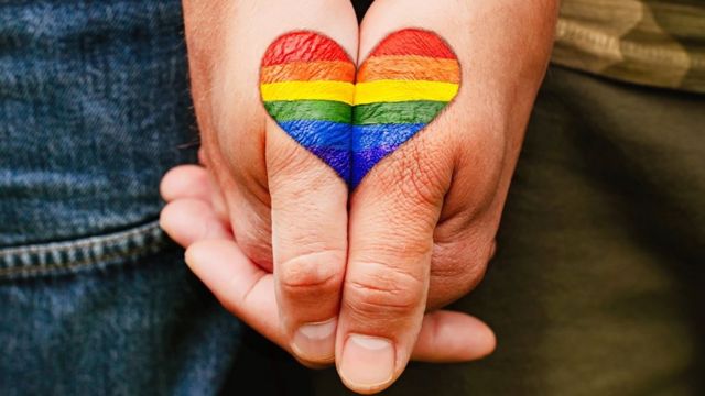 仍有一些国家，同性关系是非法的，污名化和迫害可能成为他们获得帮助的阻碍。(photo:BBC)