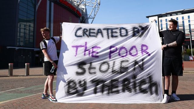 周一，球迷在曼聯主場老特拉福德（Old Trafford，奧脫福）球場外抗議歐洲超級聯賽的提案。