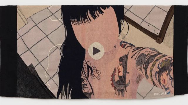 Les tapisseries d'Erin M. Riley recréent de manière explicite des selfies nus, à partir d'images réelles trouvées en ligne.