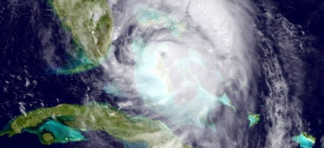 キューバ北西から米フロリダ州に向かうハリケーン「マシュー」の衛星画像（6日、米海洋大気庁提供）