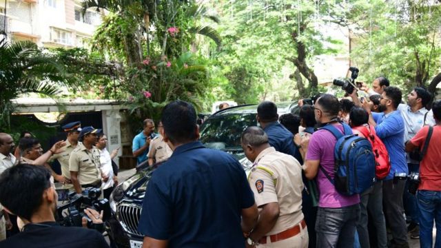 Today, on the first day of Ranbir Kapoor and Alia Butt's wedding, many reporters gathered in front of the Bollywood couple's house.