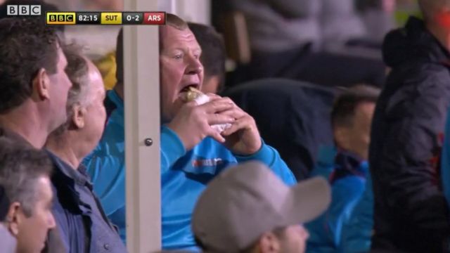 Shaw comiéndose su empanada