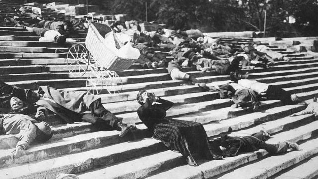 1925年的影片“波将金号”当中的屠杀场面(photo:BBC)