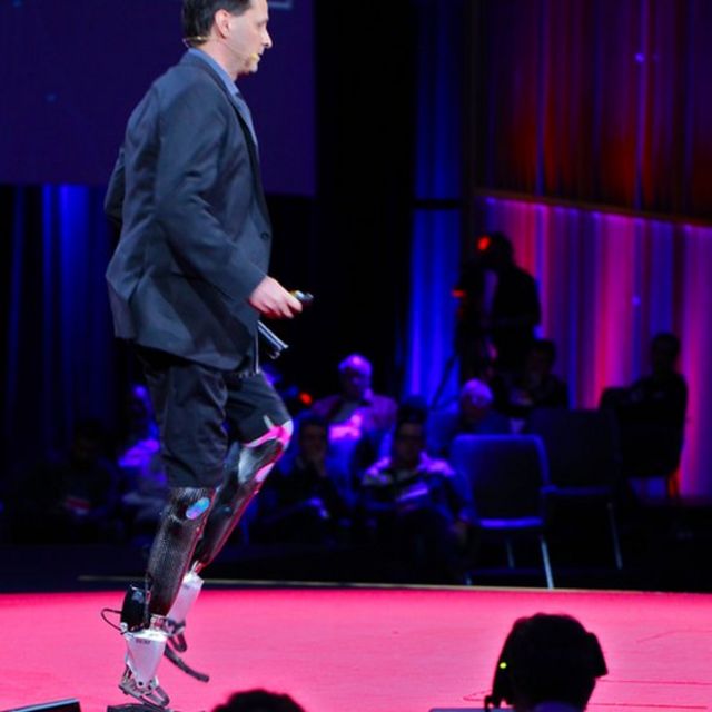 Hugh Herr caminando con sus prótesis inteligentes