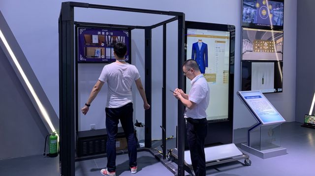 通過人工智能，系統將掃描和生成特定姿勢的人體模型，供顧客看到自己的虛擬試衣效果，並快速進行個性化定制服裝。