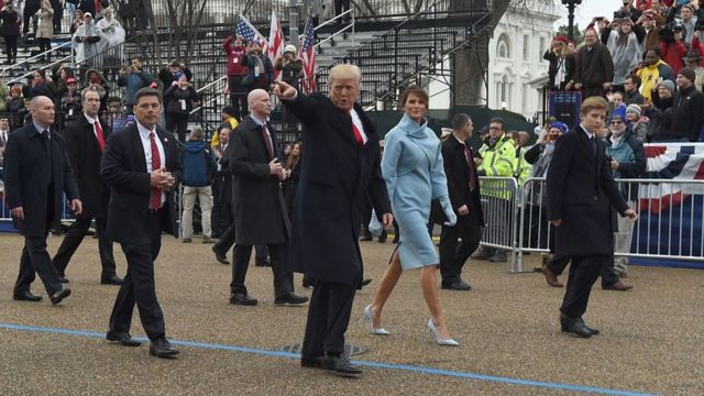 Donald Trump rodeado de agentes del Servicio Secreto.