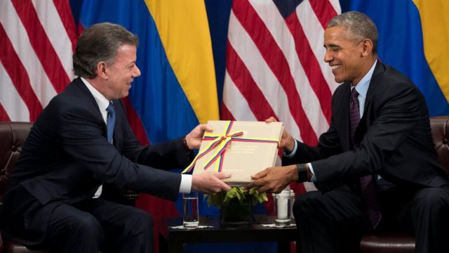Juan Manuel Santos entrega una copia del acuerdo de paz con las FARC a Barack Obama