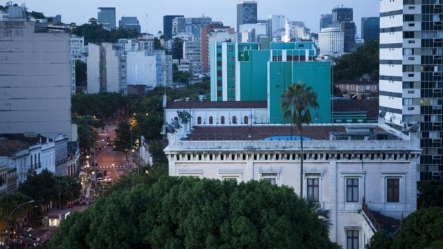 Palácio do Catete em meio a prédios mais recentes