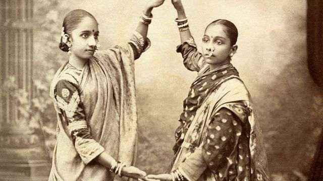 சோழ சேர பாண்டிய காலத்தில் இருந்தே கலைகளுக்கும் கலைஞர்களுக்கும் எந்தளவிற்கு உயர்ந்த மரியாதை அளிக்கப்பட்டது என்பதை பல வரலாற்று நூல்கள் நமக்கு கூறுகின்றன.