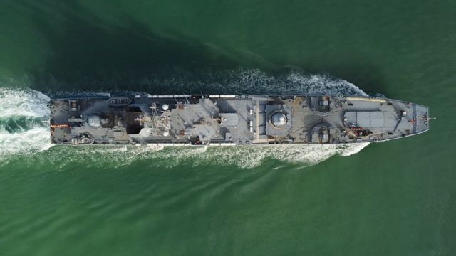 Российский большой десантный корабль "Калининград" входит в Черное море