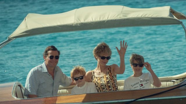 Сцена из сериала: Диана, Чарльз и их сыновья на лодке в Средиземном море