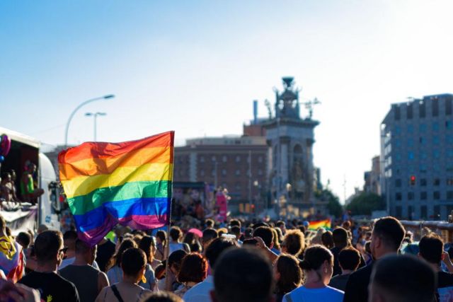 La bandera del arcoiris durante una marcha de orgullo LGBT+ en Barcelona, España