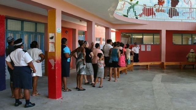 Bureau de vote au sein d'une école primaire aux Seychelles