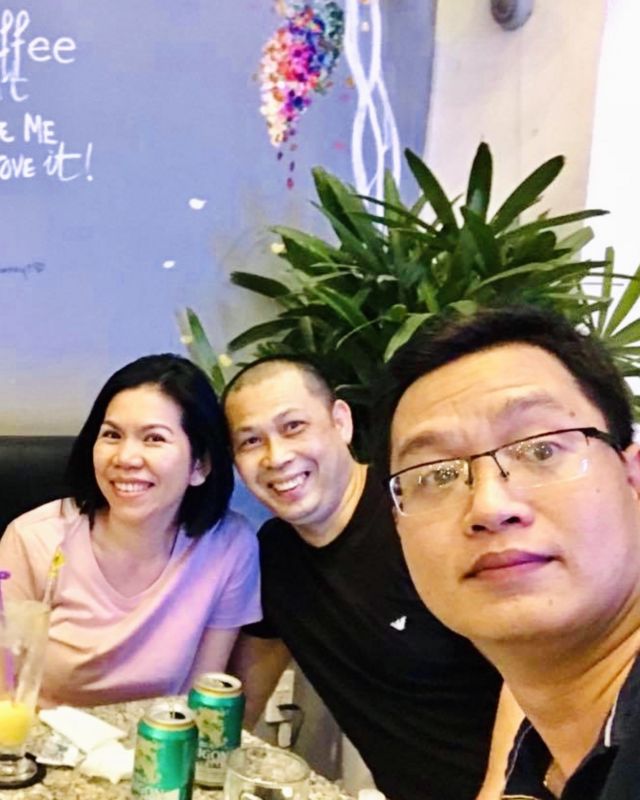 Anh Thanh (giữa) cùng hai người bạn ở TP HCM - anh Trung và chị Ngọc