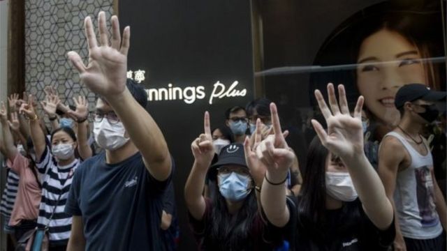 محتجون في هونغ كونغ الأربعاء
