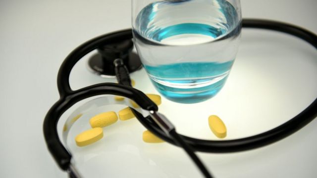 Foto de banco de imagens de pílulas e apetrechos médicos