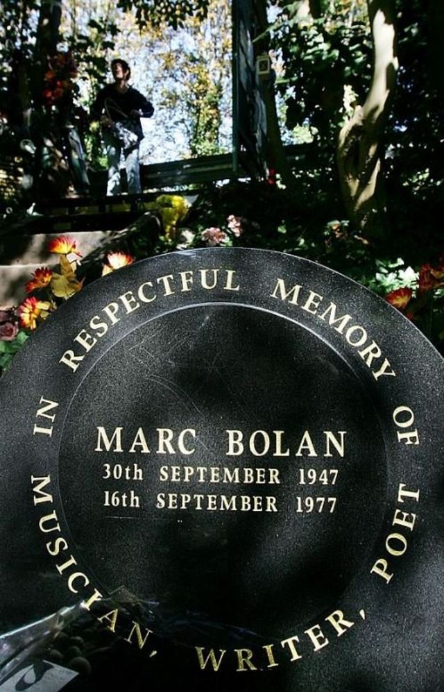 Мемориальная доска памяти Марка Болана на месте его гибели