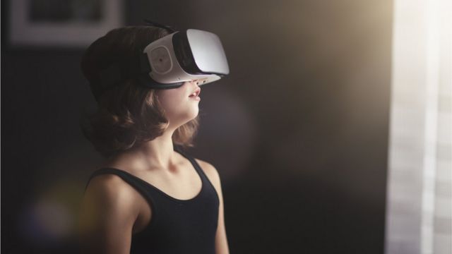Una niña usa lentes de realidad virtual.