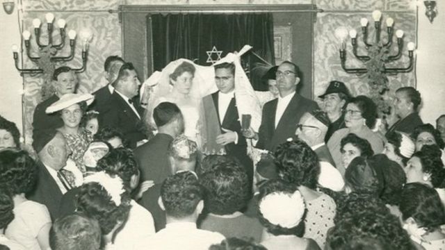 Les gens à un mariage dans une synagogue