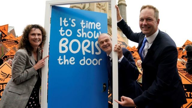 "Пора указать Борису на дверь". Либеральные демократы празднуют победу над тори на последних довыборах в традиционно консервативном округе