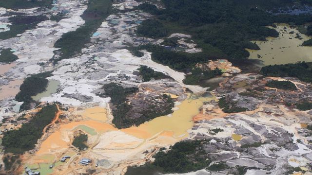 Pemandangan aktivitas pertambangan liar di tepi Sungai Kapuas, Kalimantan Barat.