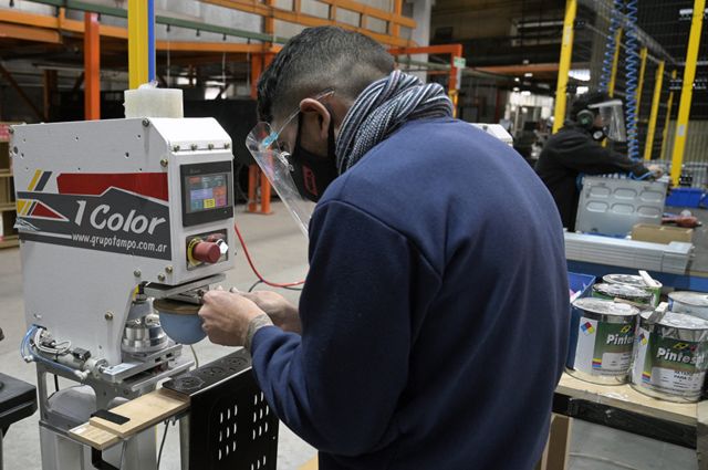 Trabalhadores em uma fábrica em Buenos Aires