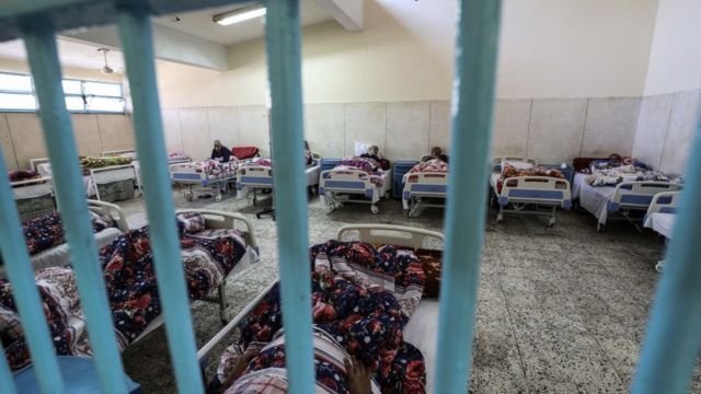 صورة تظهر سجناء يتلقون العلاج الطبي في عيادة سجن برج العرب بالقرب من مدينة الإسكندرية المصرية