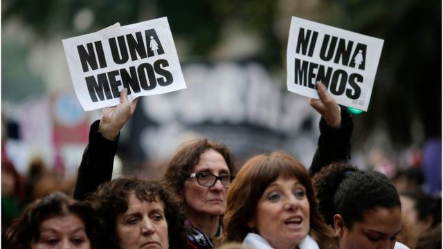 Mujeres en Argentina con carteles que leen Ni Una Menos.