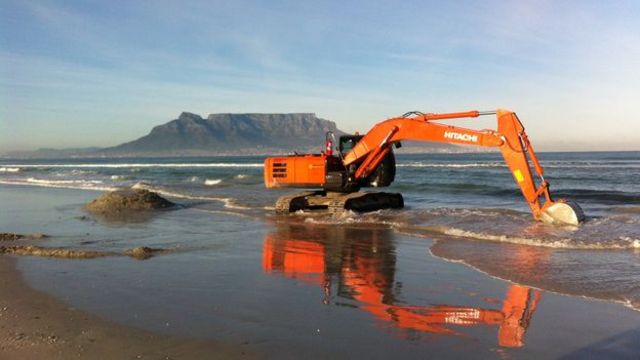 Escavadeira na praia em Cidade do Cabo