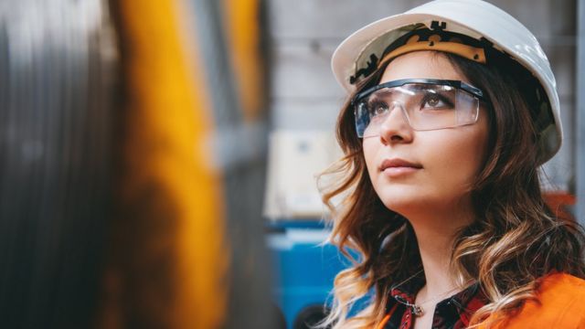 Una mujer con lentes y casco.