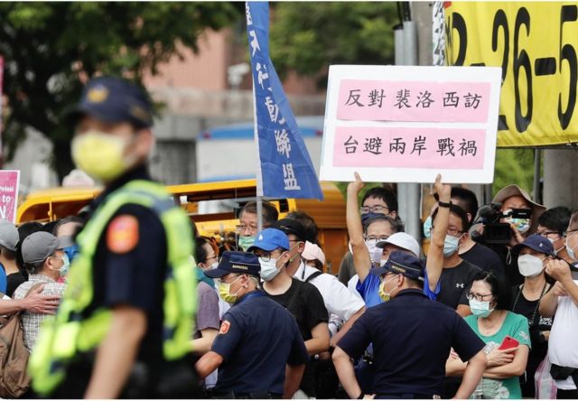 8月3日，美国众议院议长佩洛西在台北市景美人权文化公园访问期间，一名抗议者展示“反对佩洛西访问以避两岸战祸”的标语牌。