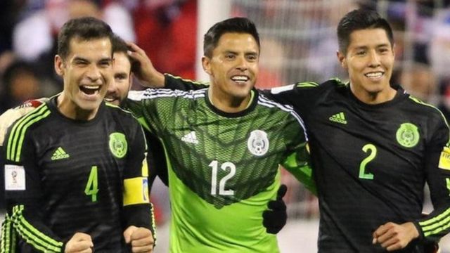 Dan wasan Mexico Rafael (daga bangaren hagu) yana murnar kwallon da ya ci