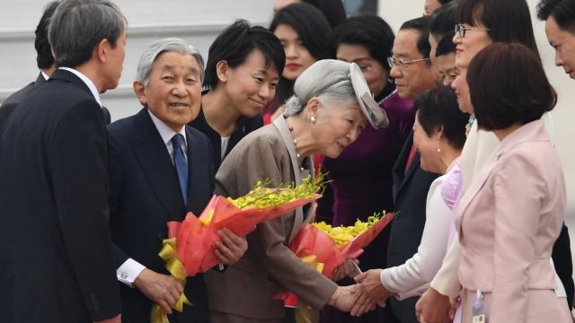 Nhật hoàng Akihito và Hoàng hậu Michiko đã đến sân bay Nội Bài hôm 28/2