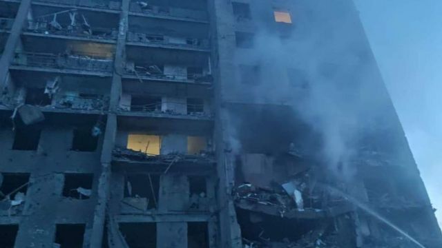 احتراق مبنى بعد قصف روسي في أدويسا