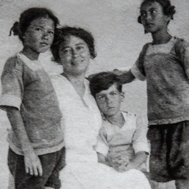 Gia đình vua Hàm Nghi ảnh chụp năm 1918 : từ trái qua phải : Nhu Ly, Marcelle, Minh Duc, Nhu May.