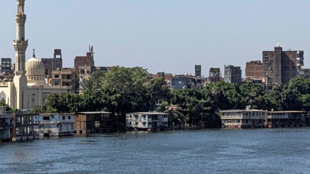 عوامات على نهر النيل قبل أيام من إزالتها المتوقعة
