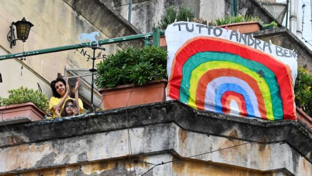 Eyvana "Hər şey düzələcək" plakatı asmış italiyalılar